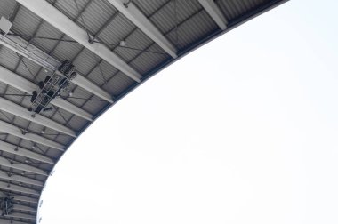 Stadyumun çatısına bak, stadyumun çatısı gölgeli, stadyumun inşaatının elementleri.