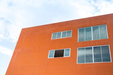 modern apartman binası iş pencereleri mavi gökyüzünde ticari iş yeri