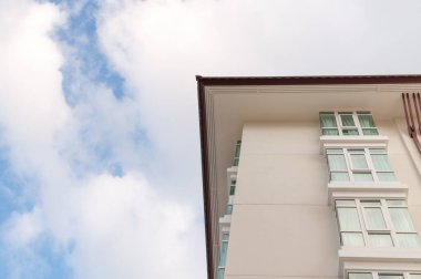 Mavi gökyüzü arka plan üzerinde modern Binası