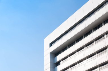 Mavi gökyüzü arkaplanı üzerine yeni bina mimarisi, modern gökyüzünün düşük açılı mimari dış görünümü