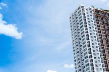 Mavi gökyüzü arkaplanı üzerine yeni bina mimarisi, modern gökyüzünün düşük açılı mimari dış görünümü
