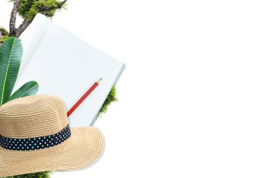 Yeşil yapraklı kalem ve hasır şapkalı defter beyaz arkaplanda izole edilir.
