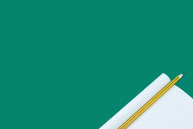 Sanat eğitimi geçmişi için yeşil arkaplanda kalem izolasyonu olan defter