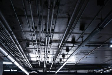 Düz levhanın altına kurulmuş hijyenik sistem boruları ve elektrik kabloları binanın beton yapısını güçlendirdi. Yeraltı otoparkındaki havalandırma boruları.