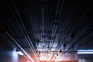 Düz levhanın altına kurulmuş hijyenik sistem boruları ve elektrik kabloları binanın beton yapısını güçlendirdi. Yeraltı otoparkındaki havalandırma boruları.
