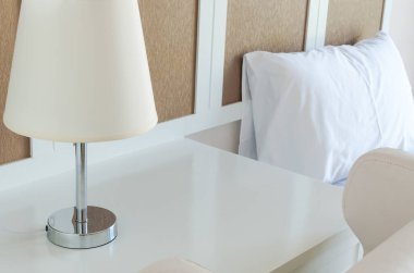 Yatak odasında yatağı olan lamba.