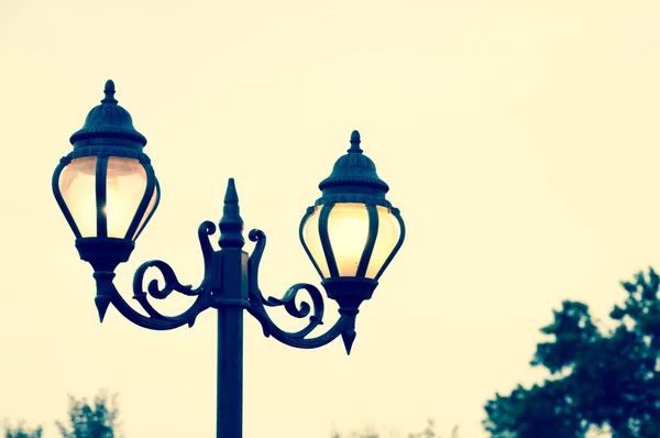 Güzel Antika Sokak Tarzı Lamba Direği Gün Batımının Düşük Işığından — Stok fotoğraf