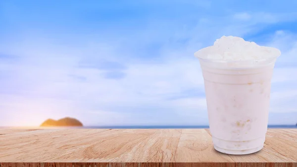 Frische Milch Mit Eisbecher Zum Mitnehmen Auf Holztisch Sommergetränke Mit — Stockfoto