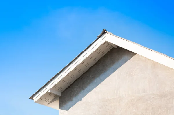 Hausdach Mit Blauem Himmel Allgemeiner Blick Zur Fassade Eines Neuen — Stockfoto