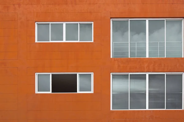 Modern Apartman Binası Cephesi Pencereleri Ticari Yeri — Stok fotoğraf