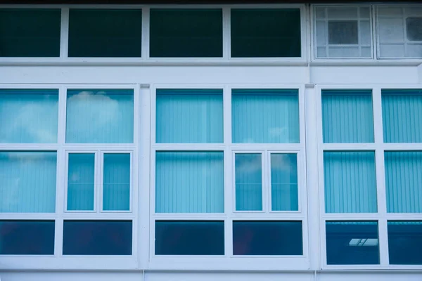 Современные Офисные Здания Большими Стеклянными Окнами — стоковое фото