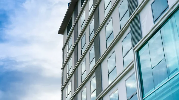 Nieuw Appartementencomplex Boven Blauwe Hemel Low Angle Architectural Exterieur Uitzicht — Stockfoto