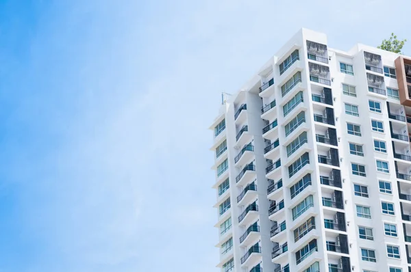 Nieuwbouw Architectuur Blauwe Hemel Achtergrond Low Angle Architectonische Buitenkant Uitzicht — Stockfoto