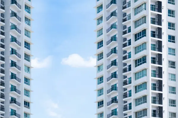 Nieuwbouw Architectuur Blauwe Hemel Achtergrond Low Angle Architectonische Buitenkant Uitzicht — Stockfoto