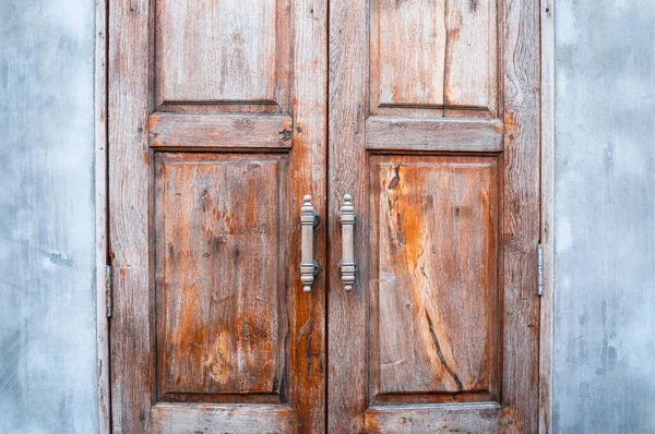 Stare Drewniane Drzwi Brązowe Retro Tajski Design Rzemieślnicze Tło Drzwi — Zdjęcie stockowe