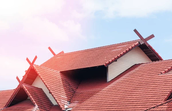 Rotes Dachhaus Mit Ziegeldach Blauen Himmel — Stockfoto