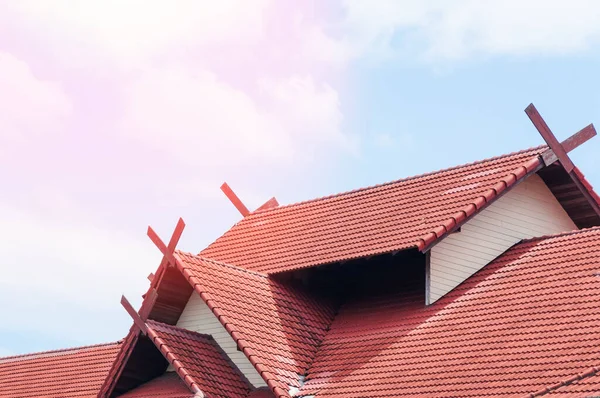 Красный Дом Черепичной Крышей Голубом Небе — стоковое фото