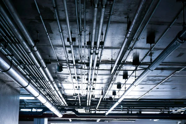 Düz levhanın altına kurulmuş hijyenik sistem boruları ve elektrik kabloları binanın beton yapısını güçlendirdi. Yeraltı otoparkındaki havalandırma boruları.