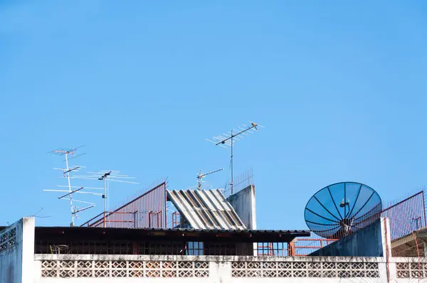 Satelliet Schotel Televisie Antenne Het Oude Gebouw Met Blauwe Lucht — Stockfoto