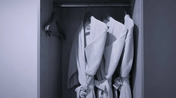 三件浴衣挂在旅馆房间的衣橱里 — 图库照片