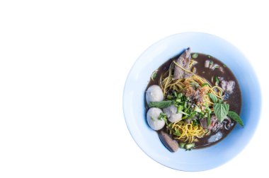 Beyaz arka planda izole edilmiş bir kasede Asya erişte çorbası.