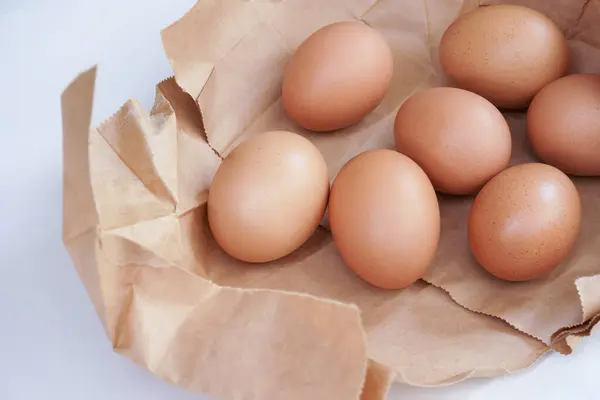 Коричневое Яйцо Бумажном Мешке Позади Светлом Фоне Свежие Куриные Яйца — стоковое фото