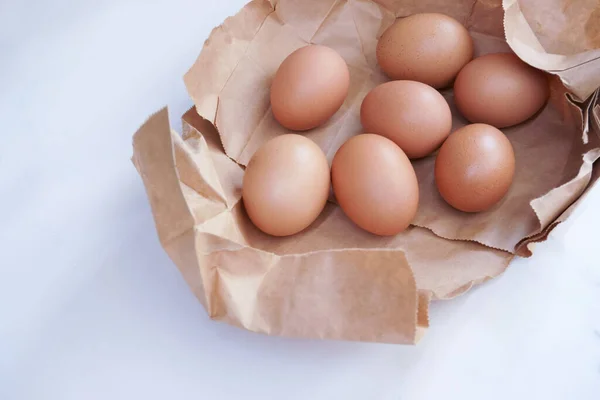 Коричневое Яйцо Бумажном Мешке Позади Светлом Фоне Свежие Куриные Яйца — стоковое фото