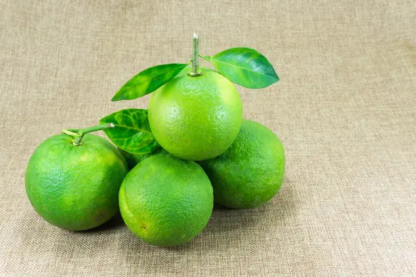 Owoce Cytrusowe Skład Liśćmi Brązowym Tle Tkaniny — Zdjęcie stockowe