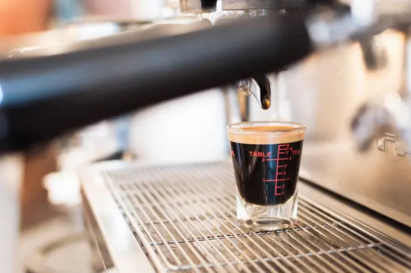 Крупный План Черный Кофе Измерительной Чашке Поставить Кофеварку Кофеварка Делает — стоковое фото