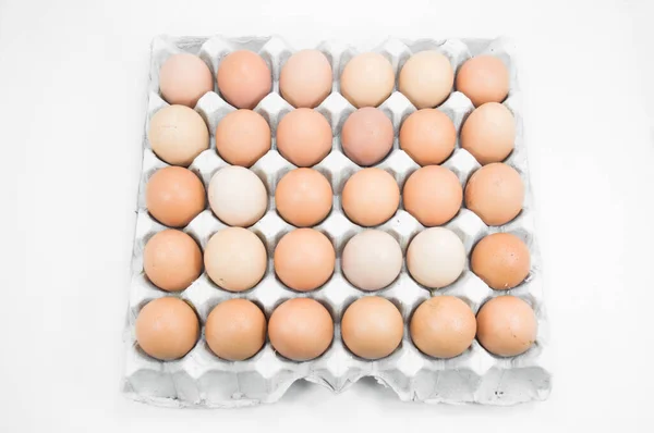 Яйца Подносе Белом Фоне Коричневые Яйца Коробке Яйцами — стоковое фото