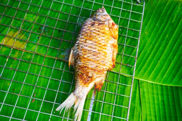 Ikan Dibakar Dimasak Dan Ditempatkan Daun Pisang Hijau Pemandangan Atas — Stok Foto