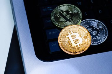 Bilgisayar klavyesindeki bitcoin paralar, elektronik sanal para ve madencilik kripto para kavramının sembolü. Para şifreli para birimi bitcoin kavramı. Klavye üzerindeki Bitcoin.