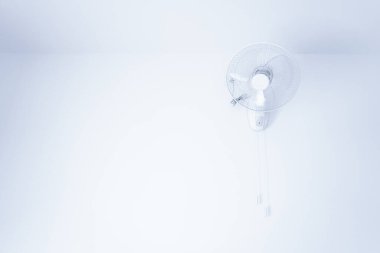 Duvar montajlı beyaz yelpaze, beyaz havan duvarında asılı elektrikli fan.