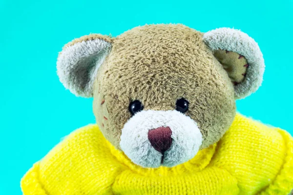 Коричневый Плюшевый Медведь Носит Желтые Рубашки Зеленом Фоне — стоковое фото