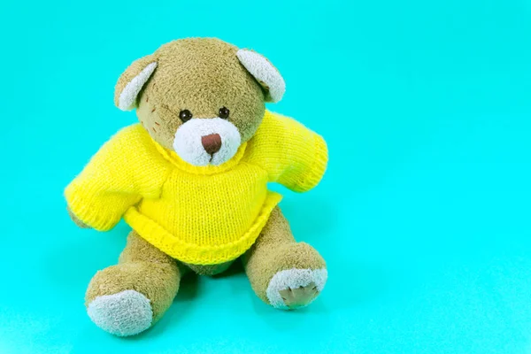 Brown Teddy Urso Brinquedo Usar Camisas Amarelas Sentado Fundo Verde — Fotografia de Stock