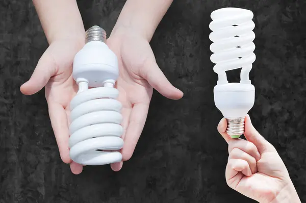 Energibesparande Koncept Kvinna Hand Hålla Glödlampa Mörk Bakgrund Idéer Glödlampa — Stockfoto