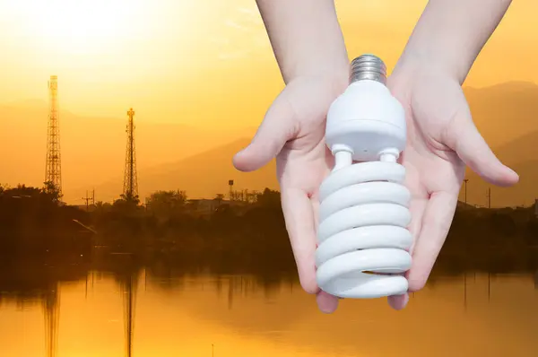 Energibesparing Koncept Kvinna Hand Hålla Glödlampa Industrin Landskap Bakgrund Idéer — Stockfoto