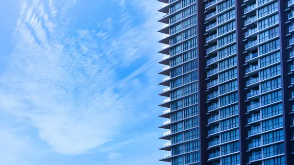 Glazen Gebouw Met Balkon Met Blauwe Lucht Achtergrond Abstract Deel — Stockfoto