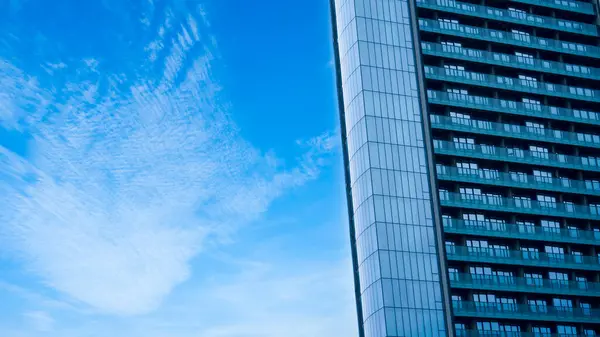 Glazen Gebouw Met Balkon Met Blauwe Lucht Achtergrond Abstract Deel — Stockfoto