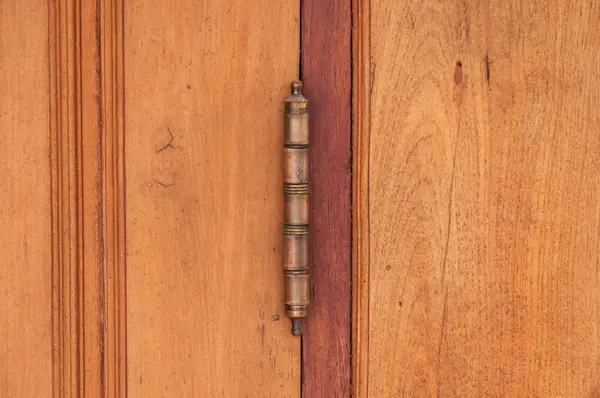 家用五金 在木门上关闭不锈钢桶铰链 — 图库照片