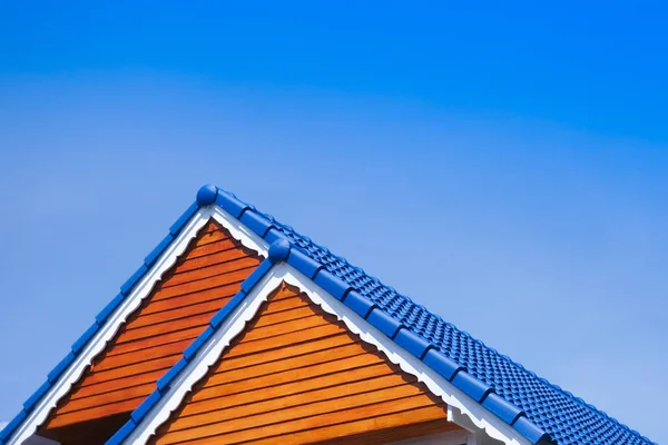 Haus Blaues Dach Auf Blauem Himmelshintergrund Allgemeiner Blick Auf Die — Stockfoto
