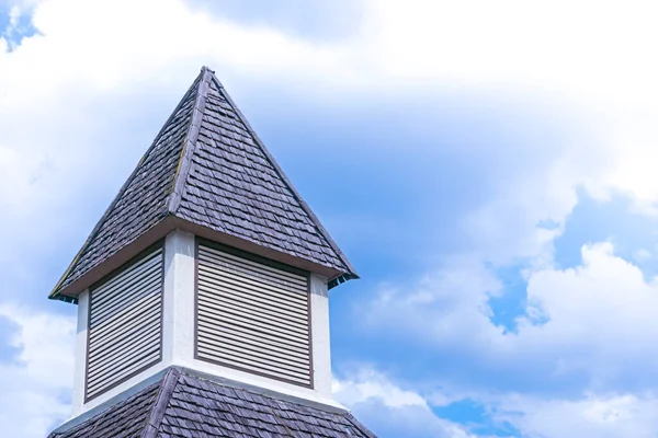 Trójkątny Świetlik Drewniany Dach Domu Niebieskim Niebem Szczegóły Budynku Drewniane — Zdjęcie stockowe