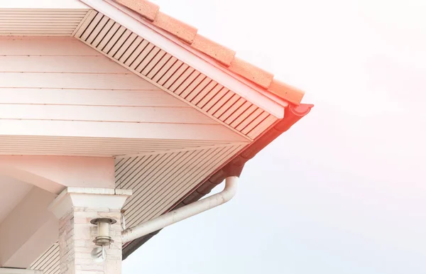 Verwittertes Dach Mit Regenrinne Vom Hausdach — Stockfoto