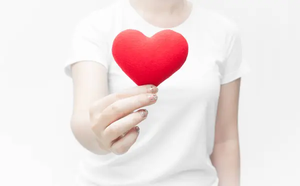 白い背景のクローズアップ 愛のシンボルまたはデートのバレンタインデーに赤いハートの形を保持し 保護する女性 — ストック写真