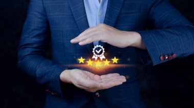 İşadamı eli, en iyi hizmet kalitesi teminatının işaretini gösteriyor. 5 yıldız, Garanti, en iyi ürün, Standartlar, ISO sertifikası ve standartlaştırma konsepti..