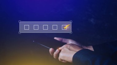 Belge onayı, proje kabul ve kalite güvencesi konsepti için işadamı tik işareti doğru işaret, değerlendirme, anket, değerlendirme, çevrimiçi anket sınav kontrol listesi