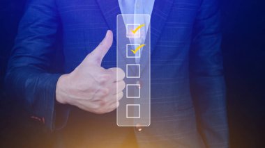 Belge onayı, proje kabul ve kalite güvencesi konsepti için işadamı tik işareti doğru işaret, değerlendirme, anket, değerlendirme, çevrimiçi anket sınav kontrol listesi