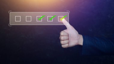 Belge onayı, proje kabul ve kalite güvencesi konsepti için işadamı tik işareti doğru işaret, değerlendirme, anket, değerlendirme, çevrimiçi anket sınav kontrol listesi