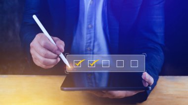 Belge onayı, proje kabul ve kalite güvencesi konsepti için işadamı tik işareti doğru işaret, değerlendirme, anket, değerlendirme, çevrimiçi anket sınav kontrol listesi