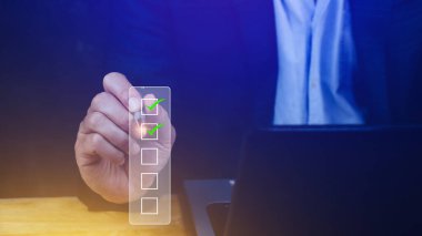 Belge onayı, proje kabul ve kalite güvencesi konsepti için işadamı tik işareti doğru işaret, değerlendirme, anket, değerlendirme, çevrimiçi anket sınav kontrol listesi